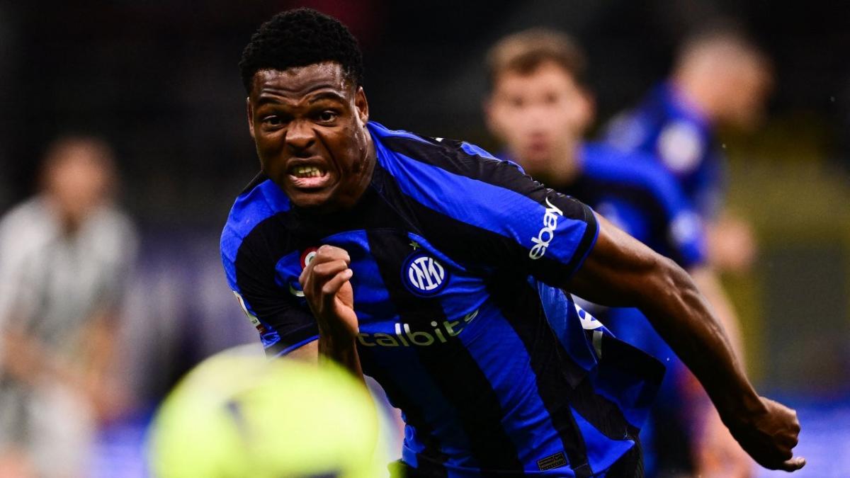 Denzel Dumfries in action for Inter